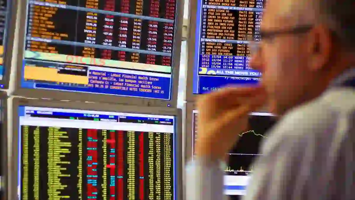 European Stocks Dip Amid Earnings and Fed Rate Hike Expectations