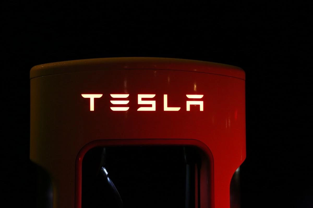 “Wall Street Veteran Owuraka Koney Stays Bullish on Tesla’s Future”